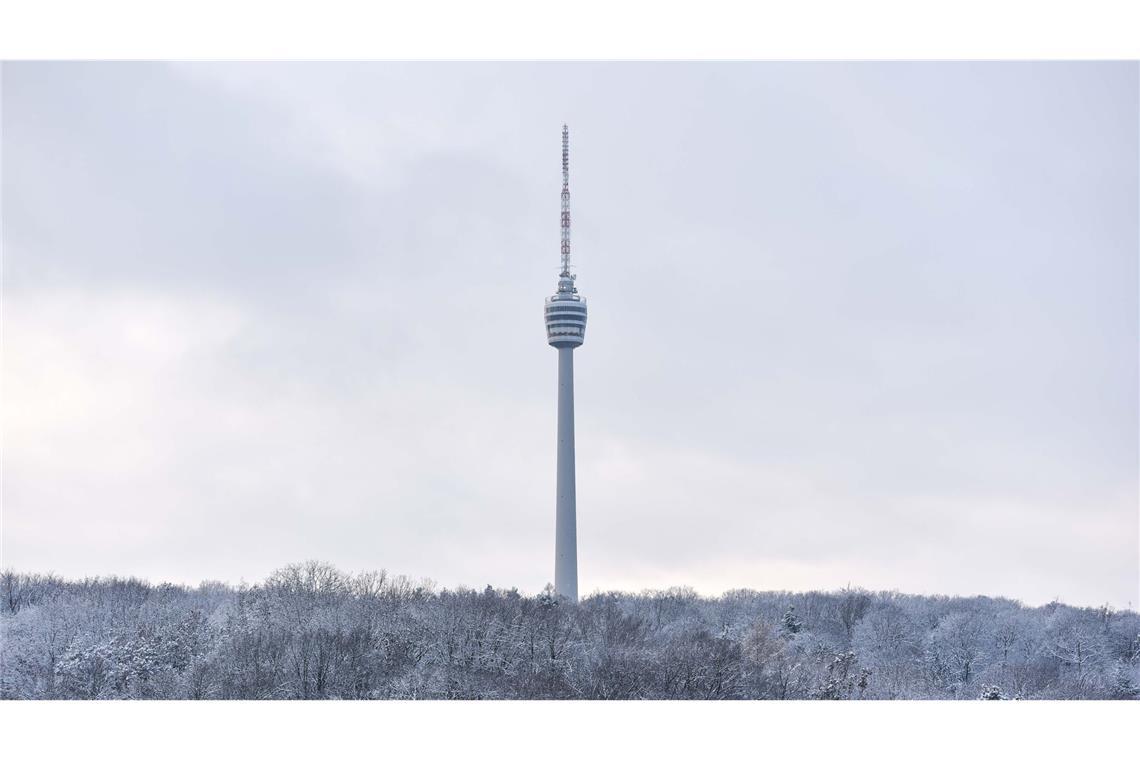 . . . auch im Winter gute Figur macht, als er 1956 frisch gebaut war, gefiel er nicht allen, wie auf der Homepage des SWR zu lesen ist: „Stuttgarter Bürger protestierten, als der Turm über die Baumgipfel ragte und aus allen Himmelsrichtungen sichtbar wurde. In Leserbriefen wurde er Schildbürgerstreich, Schandmal oder Fremdkörper in der schönen Waldlandschaft genannt.“