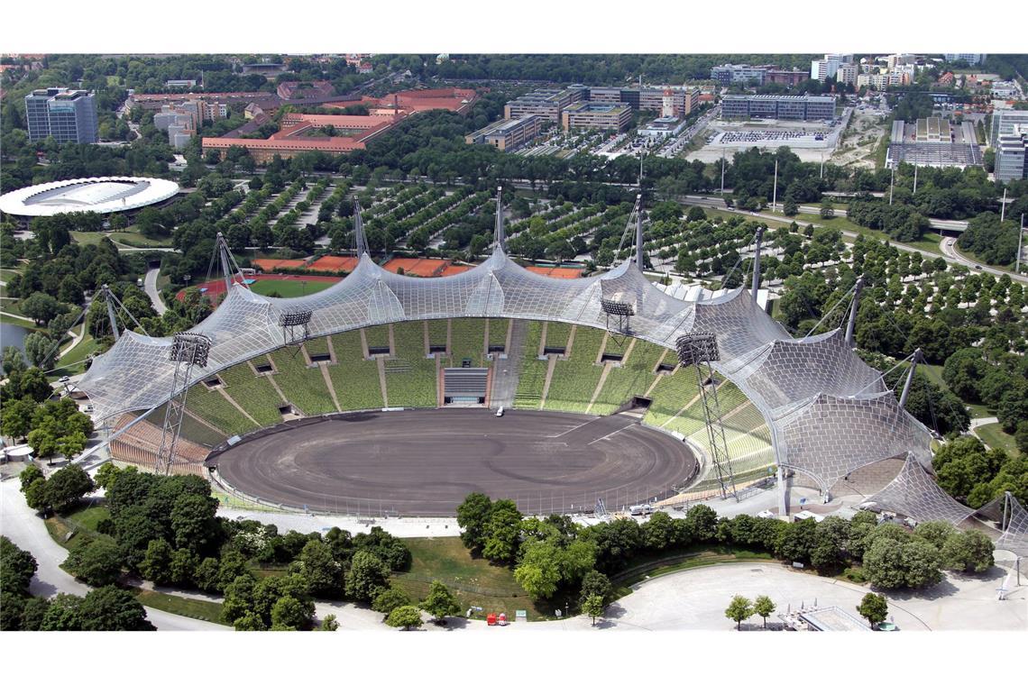 . . .  aus Günter Behnisch, Fritz Auer, Carlo Weber, Eberhard Tränkner und Winfried Büxel, entwarf zusammen mit Frei Otto ein Stadion, das in die Landschaft eingebettet ist, in Einklang mit der Landschaftsplanung von Günther Grzimek.  Eine Zeltdachkonstruktion von Frei Otto verbindet das Stadion mit den Zugangswegen und dem Olympiapark. Erstmals in Deutschland wurde auch eine Rasenheizung eingebaut. Während der Bewerbungsphase zur Ausrichtung der Olympischen Sommerspiele 1972 wurde die Kapazität eines neuen Großstadions mit 90 000 bis 100 000 Zuschauerplätzen.