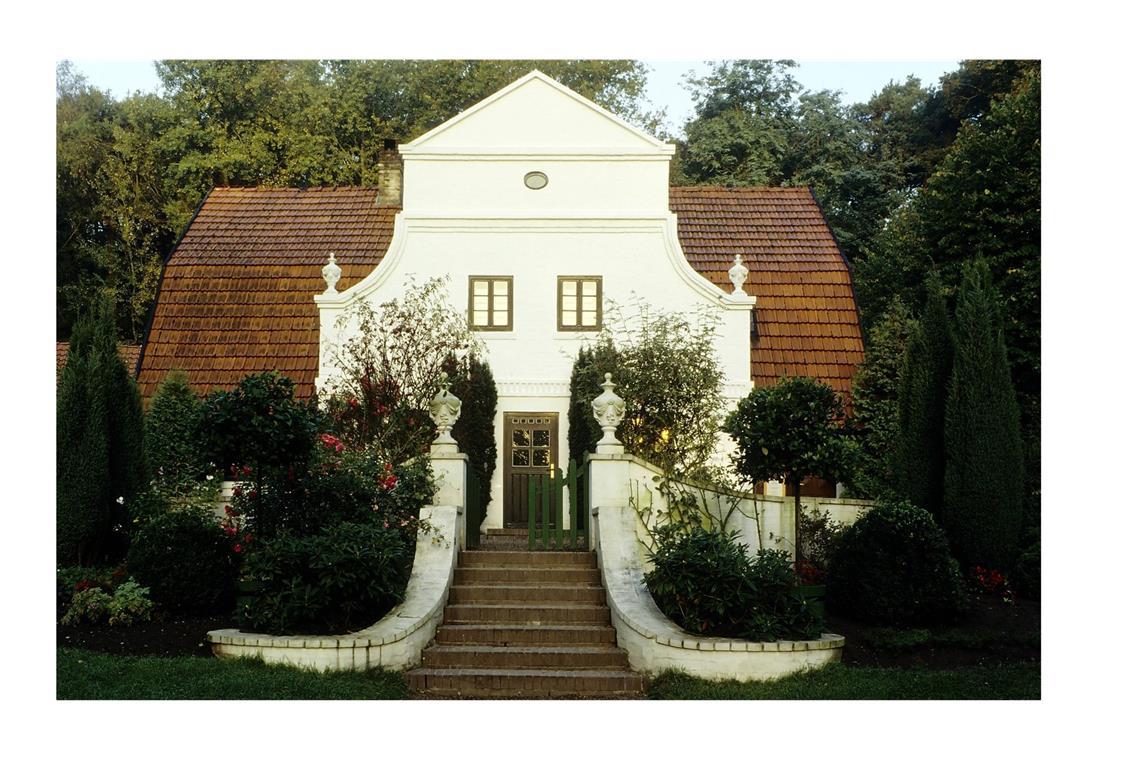 . . . dieses Haus um die Jahrhundertwende bereits in ein Gesamtkunstwerk mit Garten verwandelt hatte. Heute ist im Barkenhoff ein  Museum untergebracht, in dem seine Werke zu sehen sind, neben Gemälden auch Möbel und architektonische Entwürfe. Jugendstilfans kennen seine Illustrationen etwa für Bücher von Décadent Oscar Wilde.