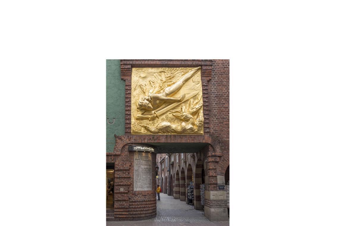 . . . Eingang zur Böttcherstraße findet sich ein vergoldetes Bronzerelief von Bernhard Hoetger. Mit „Der Lichtbringer“ wollte Hoetger auch den Nationalsozialisten gefallen, doch sie bewerteten seine Kunst als „entartet“ und zerstören Werke von ihm.