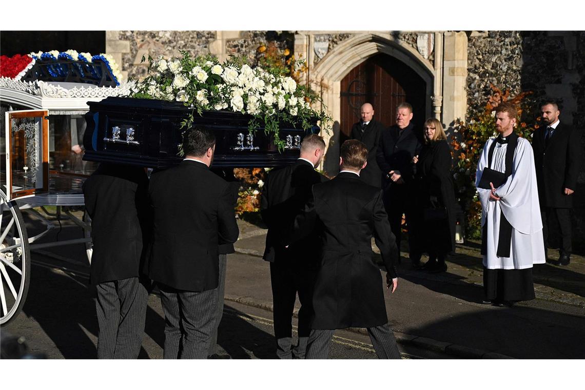 ... und wurde vor der Kirche St. Mary’s  in Amersham aus der Kutsche getragen.