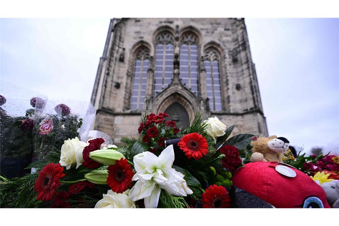 ... zu einer Mahnwache in Magdeburg an der Johanniskirche zusammen.