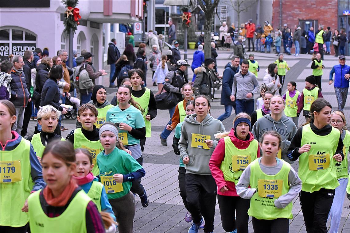 1 Runde mit 2,5 km gilt es beim Minimarathon zu bewältigen. Silvesterlauf 2023 i...