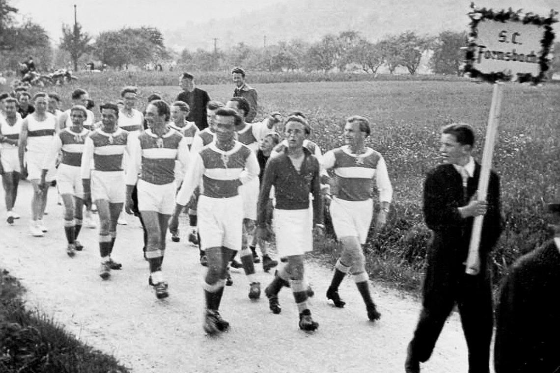 1952: Die SCF-Kicker bei der Einweihung des Sportplatzes am heutigen Waldsee-Parkplatz.