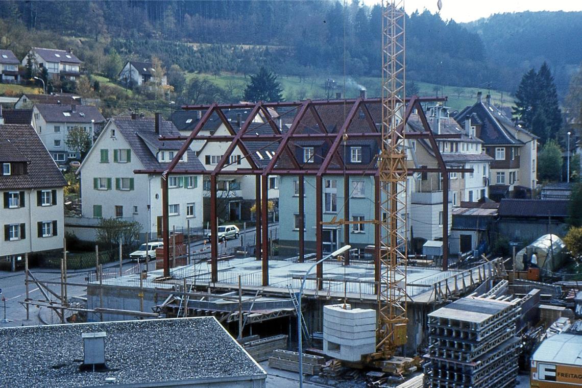 1982/83 hat die Gemeinde die Kirche komplett neu aufgebaut.