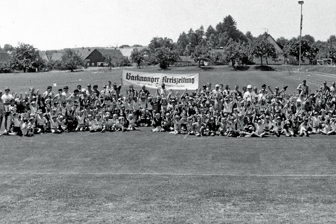 1995 machte der BKZ-Mini-Cup erstmals Station in Steinbach. Damals gab es vor der Dorfhalle noch ein Rasenfeld, aus dem längst ein Kunstrasenplatz geworden ist. Foto: Bernd Strohmaier