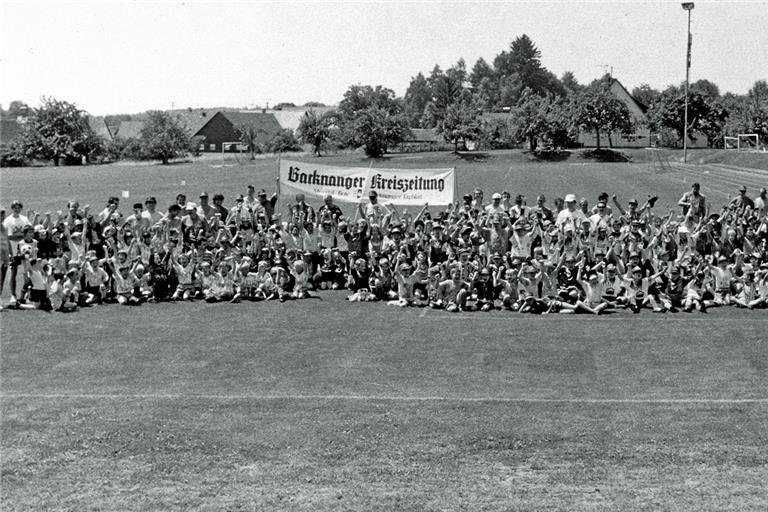 1995 machte der BKZ-Mini-Cup erstmals Station in Steinbach. Damals gab es vor der Dorfhalle noch ein Rasenfeld, aus dem längst ein Kunstrasenplatz geworden ist. Foto: Bernd Strohmaier