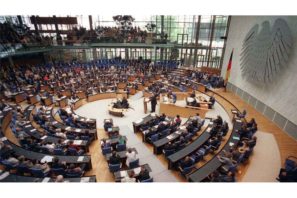 1999 verabschiedet sich der Bundestag aus Bonn und zieht nach Berlin um.