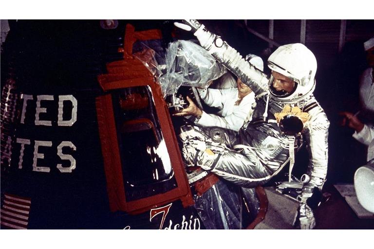 20. Februar 1962: Der Raumanzug sitzt, der Helm passt, die Raketentriebwerke laufen sich warm – John Glenn ist bereit, um die Erdumlaufbahn zu umkreisen und steigt in die enge Raumkapsel.