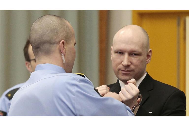 2016: Anders Breivik werden die Handschellen abgenommen, nachdem er das Gericht betreten hat.