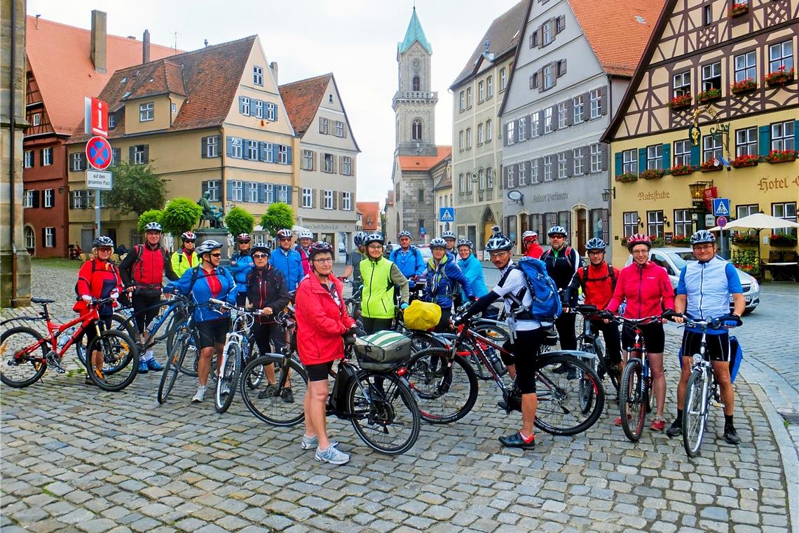 2016: Der Radtreff des SC Fornsbach steuert bei einer seiner Ausfahrten das schöne Dinkelsbühl an. Die Resonanz ist groß.