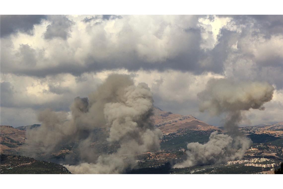 21.09.2024, Libanon, Qliyaa: Starker Rauch von israelischen Luftangriffen steigt von einer vermuteten Hisbollah-Stellung im südlibanesischen Dorf Mahmoudieh auf.