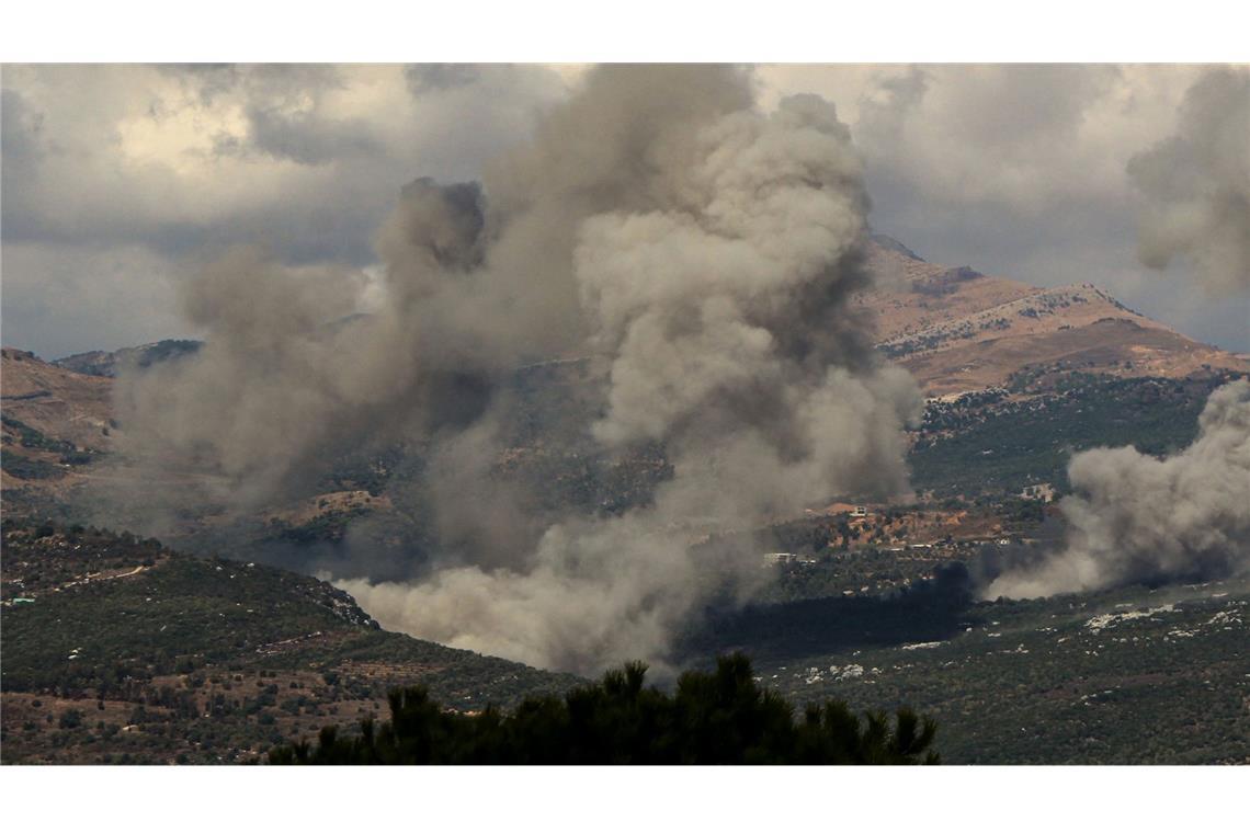 21.09.2024, Libanon, Qliyaa: Starker Rauch von israelischen Luftangriffen steigt von einer vermuteten Hisbollah-Stellung im südlibanesischen Dorf Mahmoudieh auf.