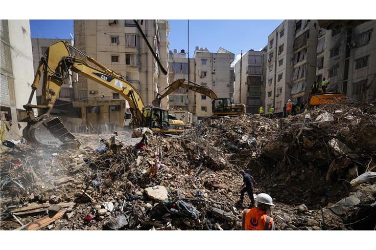 23.09.2024, Libanon, Beirut: Rettungskräfte setzen Bagger ein, um die Trümmer des israelischen Angriffs vom Freitag in den südlichen Vororten zu beseitigen.