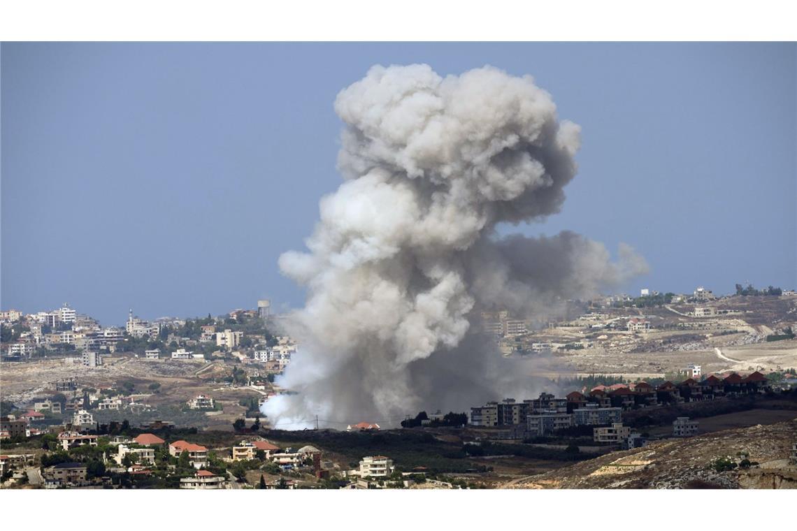 23.09.2024, Libanon, Mardsch Uyun: Rauch steigt auf nach israelischem Beschuss auf Dörfer im Bezirk Nabatiyeh.