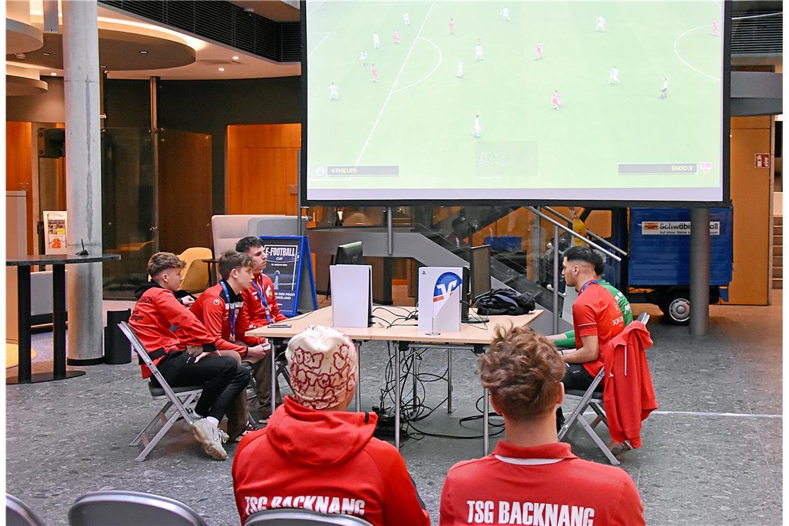 5. BKZ-E-Football-Cup: Die einen sind am Controller im Einsatz, die anderen habe...