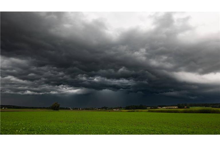 Ab Mittag werden vom Bergland ausgehend Schauer und Gewitter mit heftigem Starkregen erwartet. (Symbolbild)