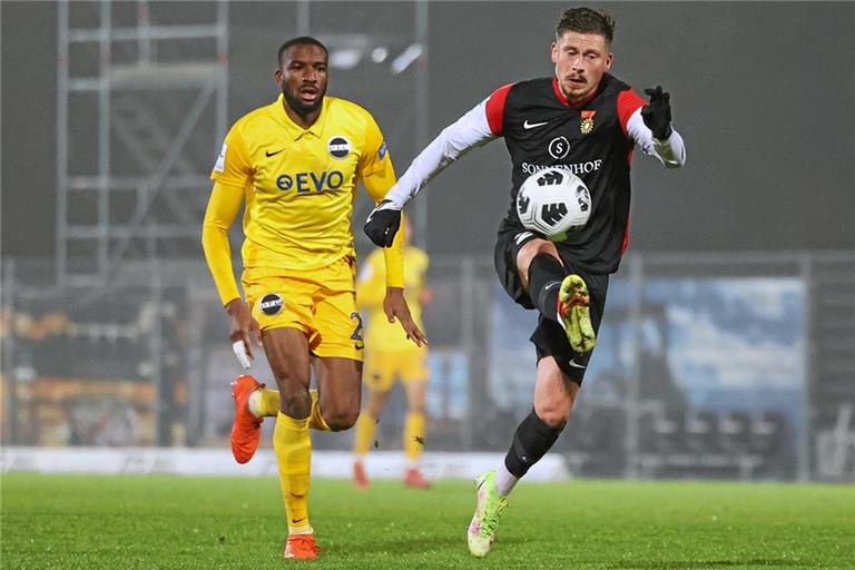 Ab sofort nicht mehr für Großaspach am Ball: Angreifer Steven Lewerenz (rechts). Foto: A. Becher