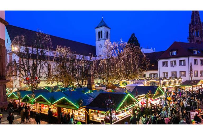 Abends zeigt sich der Freiburger Weihnachtsmarkt  von seiner schönsten Seite.