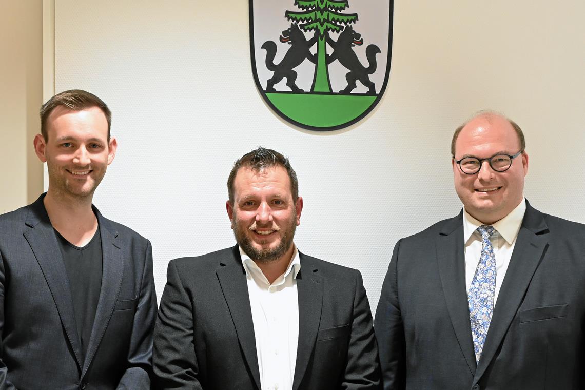 Abschied und Neuanfang: Bürgermeister Armin Mößner (rechts) mit Georg Devrikis (Mitte), der aus dem Gemeinderat ausschied, und Robin Reber, der für ihn nachrückte. Foto: Elisabeth Klaper