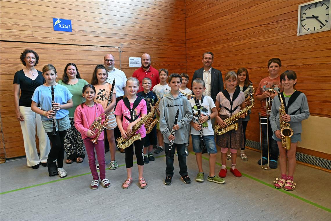 Abschluss mit den Verantwortlichen (hinten von links) Musikschulleiterin Judith-Maria Matti, Rektorin Melanie Luithardt, Bürgermeister Armin Mößner, Kevin Perri und Gerd Wolss, Jugenddirigent und Medienbeauftragter des Musikvereins Stadtkapelle, Bläserklassenleiter und Musikschullehrer, sowie den Schülerinnen und Schülern. Foto: Elisabeth Klaper