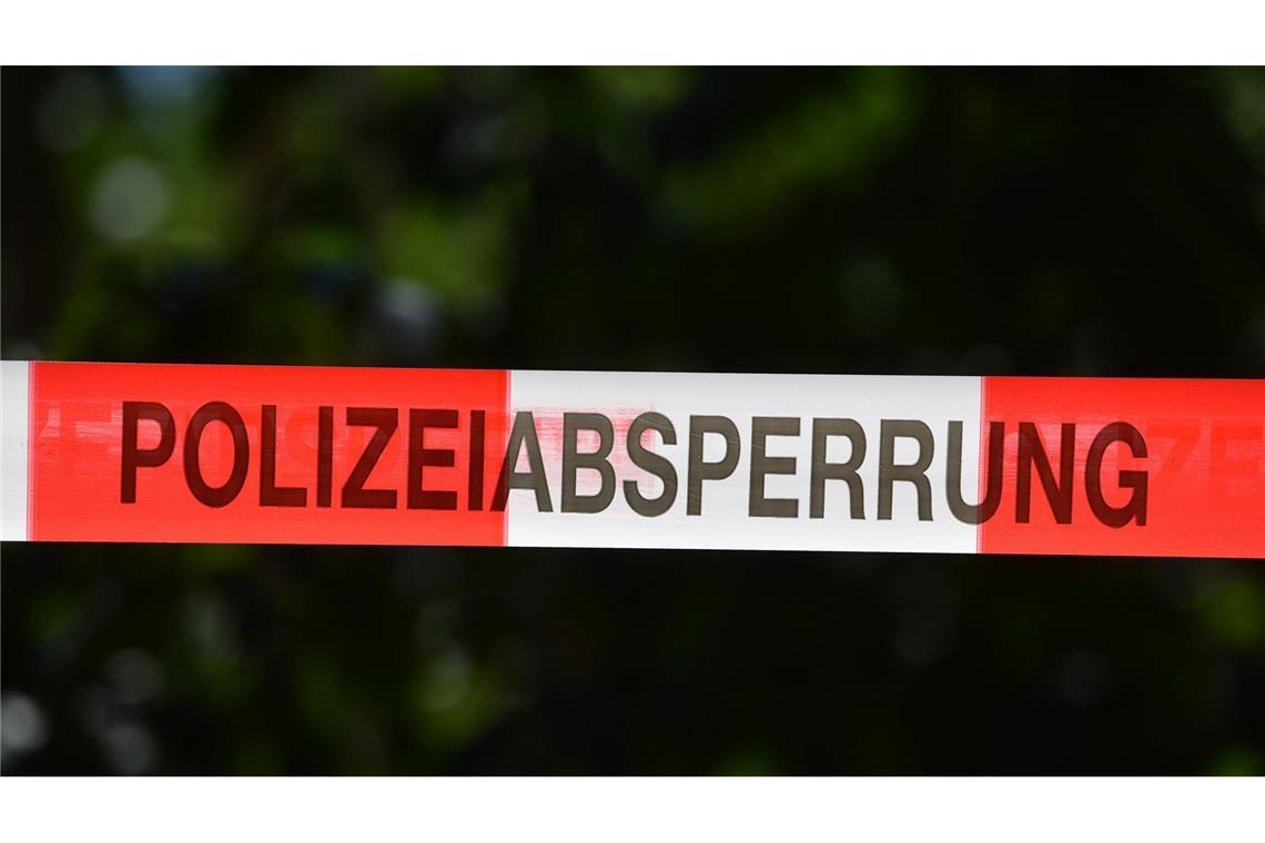 Absperrband der Polizei sichert einen Tatort: In Bayern soll ein Mann zwei Frauen angegriffen und schwer verletzt haben (Symbolfoto).