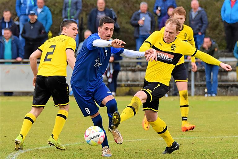 Abwehrchef Benjamin Fritz (rechts) schafft mit der SKG Erbstetten als Tabellenneunter den Ligaverbleib. Foto: Tobias Sellmaier