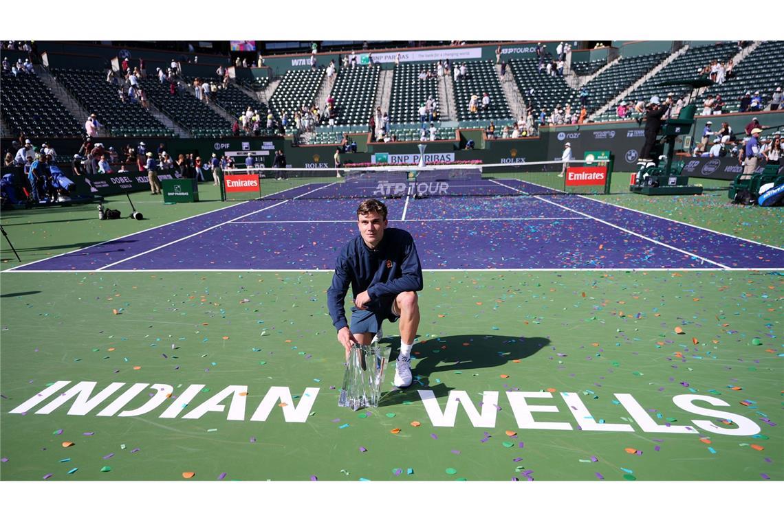 ack Draper posiert mit der Siegertrophäe in Indian Wells.