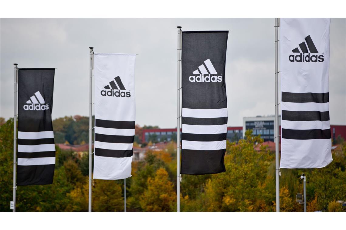 Adidas befindet sich nach eigenen Angaben mit den Zollbehörden seit Jahren "im Austausch" zu dem bekannten Sachverhalt. (Archivbild)