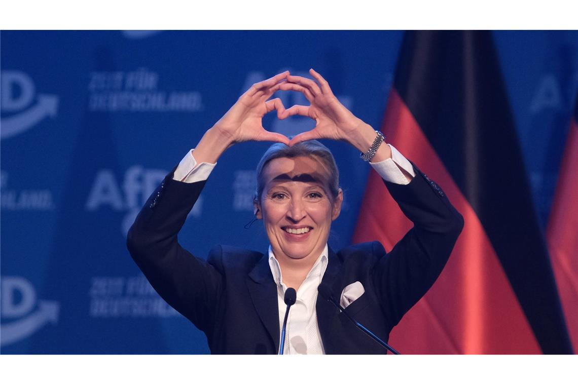 AfD-Chefin Alice Weidel wird von Anhängern gefeiert.