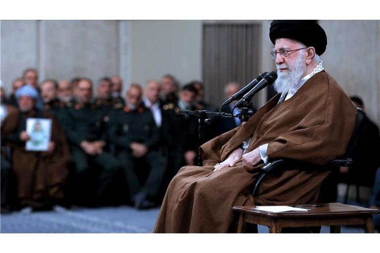 Ajatollah Ali Chamenei hat in allen strategischen Belangen im Iran das letzte Wort. Nun mahnt der Religionsführer ein überlegtes Vorgehen gegen Israel an.