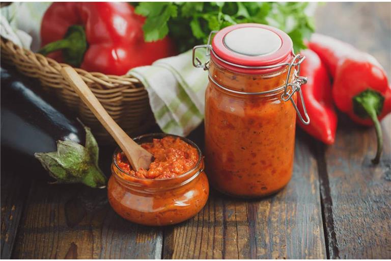 Ajvar ist in der Küche vielseitig einsetzbar. Die 9 besten Alternativen für Ajvar finden Sie hier im Überblick.