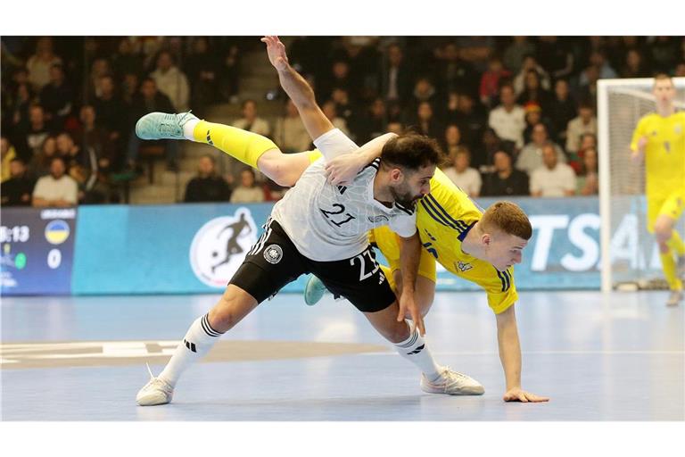 Akrobatik beim Futsal: Deutschlands Matias Block (li.) gegen den Ukrainer  Rostyslav Semenchenko