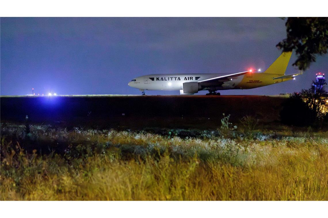 Aktivisten demonstrieren auf dem Flughafen Leipzig/Halle für mehr Klimaschutz.