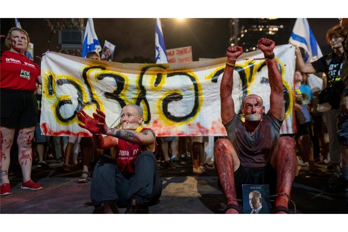 Aktivisten protestieren gegen die israelische Regierung und fordern die sofortige Freilassung der von der Hamas festgehalten  Geiseln.