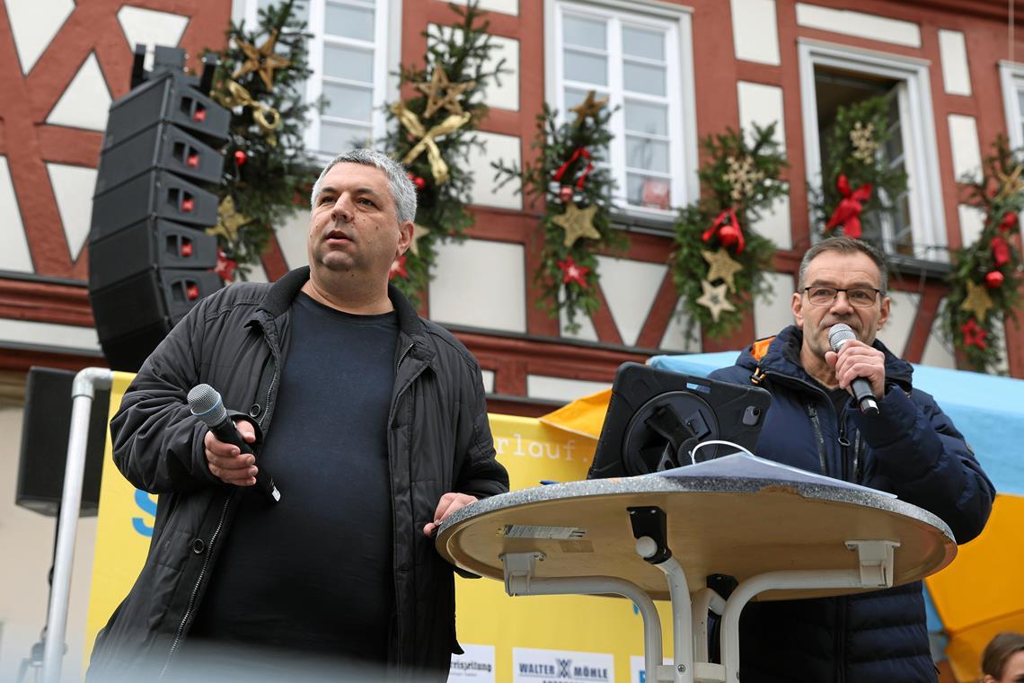 Alexander Hornauer (links), der auch zu den drei Hauptorganisatoren des Silvesterlaufs gehört, und Bernd Koppitz bilden ein fachkundiges Moderatorengespann. Foto: Alexander Becher