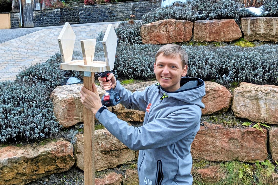 Alexander Moosmann beim Bau eines Vogelfutterhäuschens.