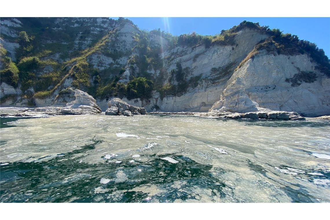 Algenschleim ist auf der Wasseroberfläche des Meeres an der Küste bei Ancona zu sehen. Das Phänomen ist schon lange bekannt. Vermutlich begünstigen heiße Sommer ein verstärktes Algenwachstum in der Adria.