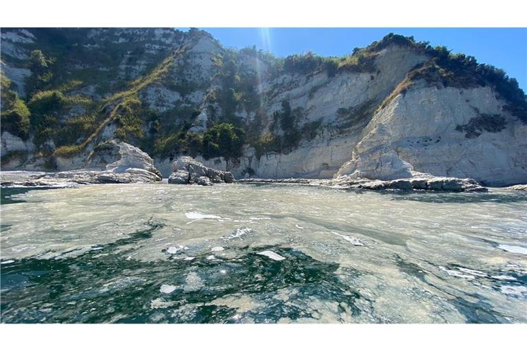 Algenschleim ist auf der Wasseroberfläche des Meeres an der Küste bei Ancona zu sehen. Das Phänomen ist schon lange bekannt. Vermutlich begünstigen heiße Sommer ein verstärktes Algenwachstum in der Adria.