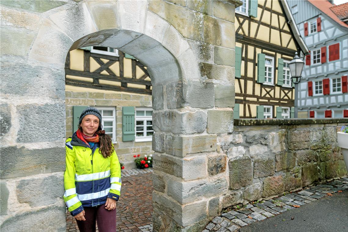 Aline Kottmann betreut den Skelettfund in Murrhardt als Archäologin. Die Fundstelle liegt nur ein paar Schritte von der Stadtmauer und der Stadtkirche entfernt. Sie ist mittlerweile wieder verschlossen. Foto: Stefan Bossow