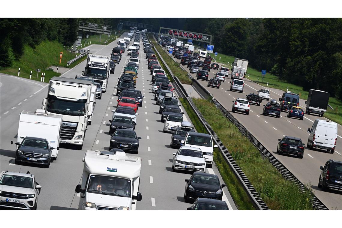 Alle Bundesländer in den Sommerferien: Deutschlandweit erwartet der ADAC ein schlimmes Stauwochenende.