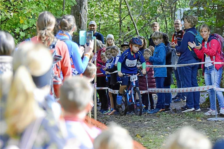 Alle Teilnehmer, wie hier Jannis Kaiser vom FC Marbach, werden auch auf der Mountainbikestrecke im Plattenwald von den Zuschauern angefeuert. Foto: Tobias Sellmaier