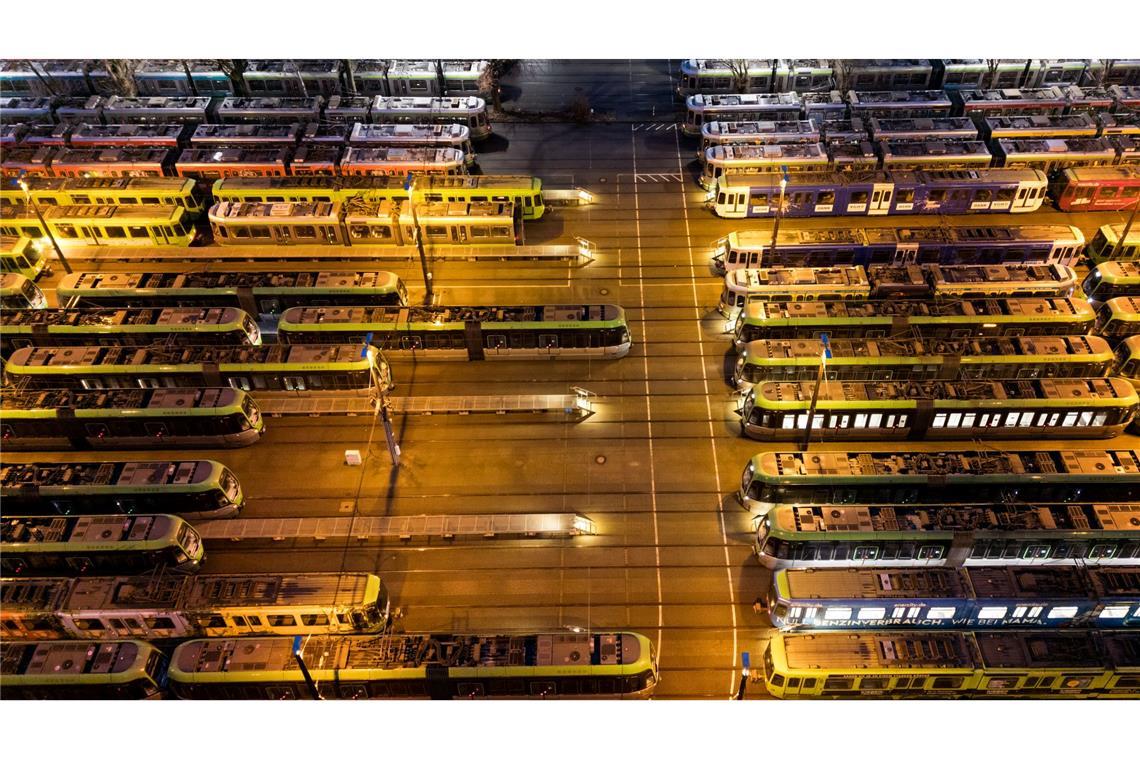 Alle Züge stehen still: Stadtbahnen der hannoverschen Verkehrsbetrieben "Üstra" stehen während eines Warnstreiks im Öffentlichen Dienst auf dem Betriebshof Glocksee