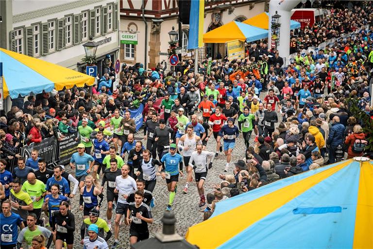 Allein beim Hauptlauf werden morgen wieder bis zu 800 Sportlerinnen und Sportler den Anstieg in der Marktstraße hinaufrennen. Insgesamt könnten es über 1900 sein. Foto: Alexander Becher