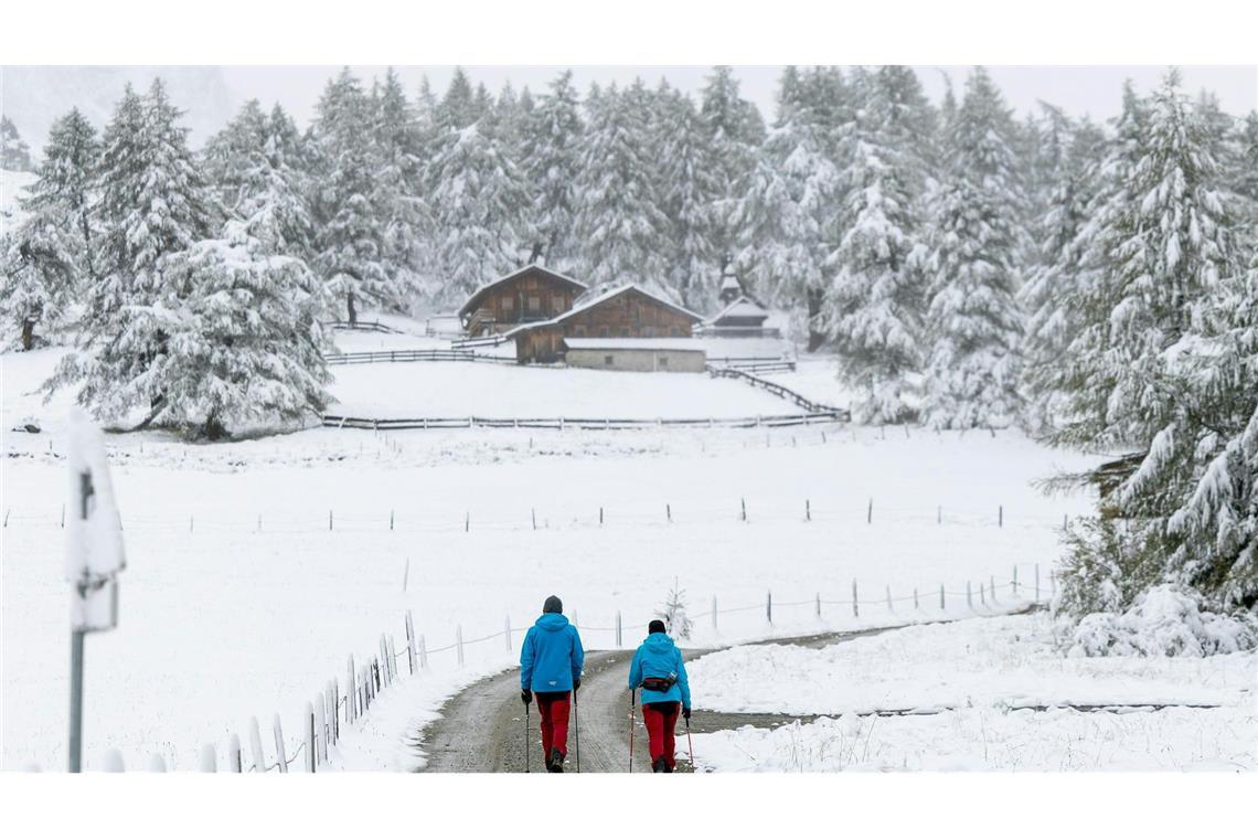 Alles so weiß hier: Wanderer gehen im verschneiten Ködnitztal in Österreich durch die verschneite Landschaft.