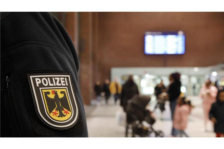 Als Beamte der Bundespolizei einen Verdächtigen kontrollieren wollen, leistet dieser Widerstand. (Symbolbild)