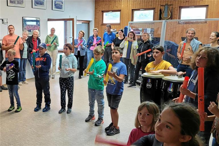 Als die Eltern kamen, um ihre Kinder abzuholen, wurde ein kleines Konzert gegeben, bei dem alle gemeinsam mit den Boomwhackers musizieren konnten. Foto: Stadtkapelle Murrhardt