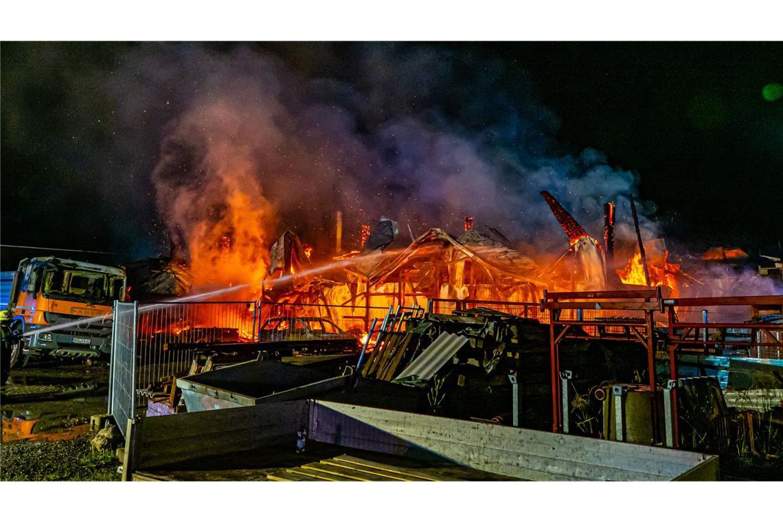 Als die Feuerwehr am Einsatzort eintraf, stand das Firmengebäude bereits in Flammen.