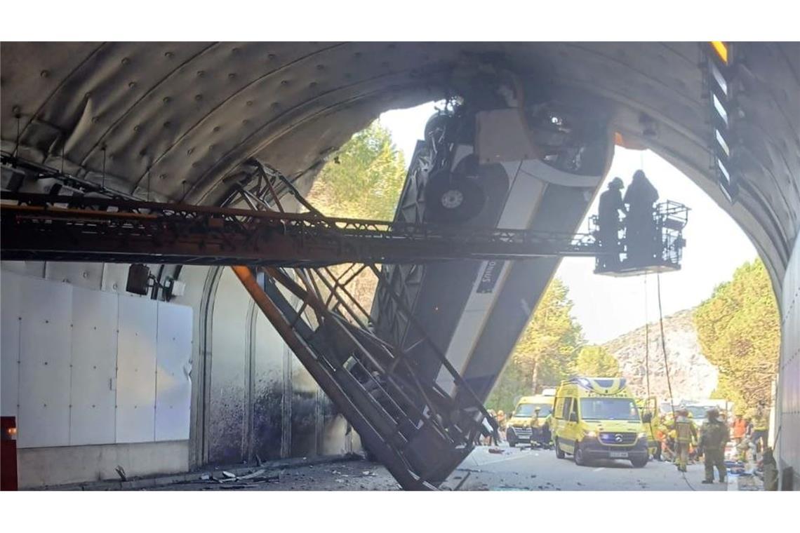 Als letzter konnte der Busfahrer aus dem Wrack befreit werden.