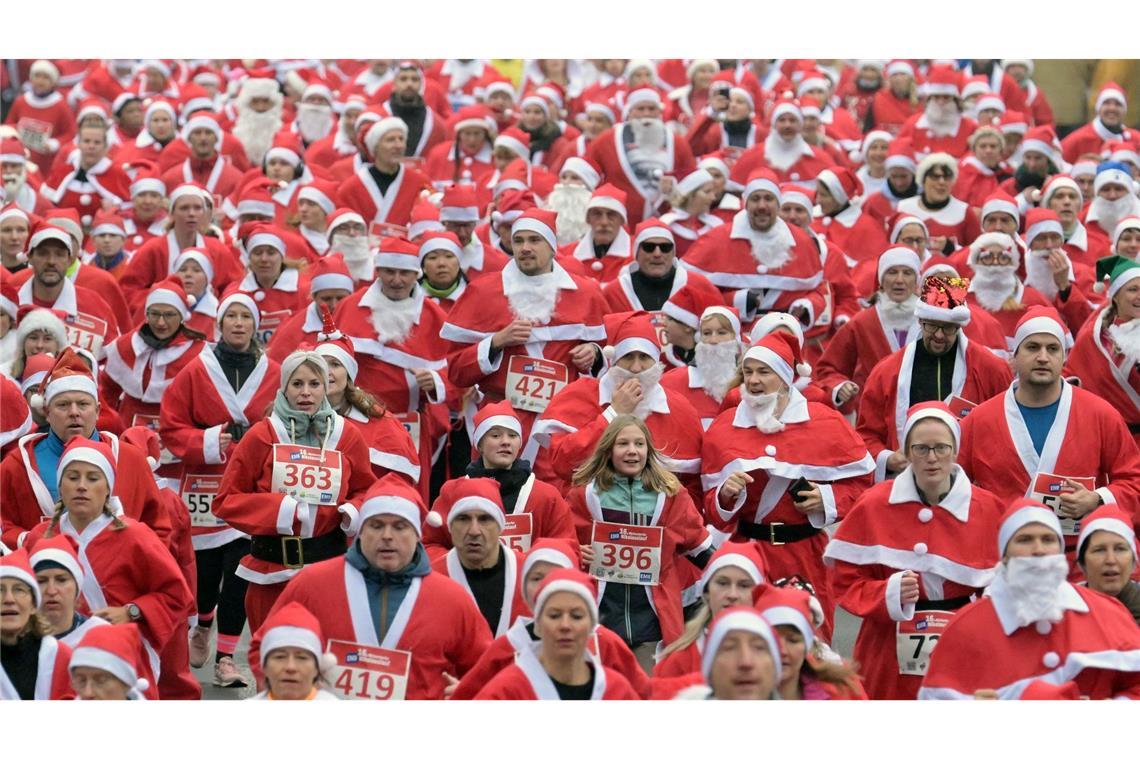 Als Nikolaus verkleidete Läufer laufen beim Michendorfer Nikolauslauf die Straße entlang. Über 800 Teilnehmer liefen dieses Jahr beim Michendorfer Nikolauslauf mit.